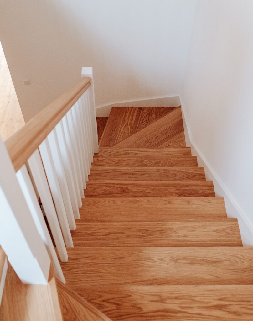 A space that radiates tranquillity: Wooden doors combined with oak stairs and floor