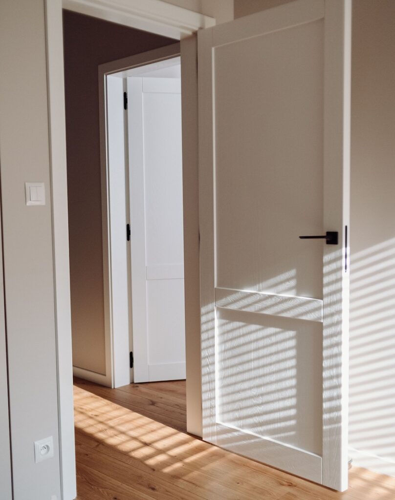 A space that radiates tranquillity: Wooden doors combined with oak stairs and floor