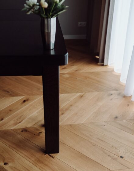 Chevron parquet flooring, wooden stairs and Scandinavian style doors - a combination that gives the room a modern feel