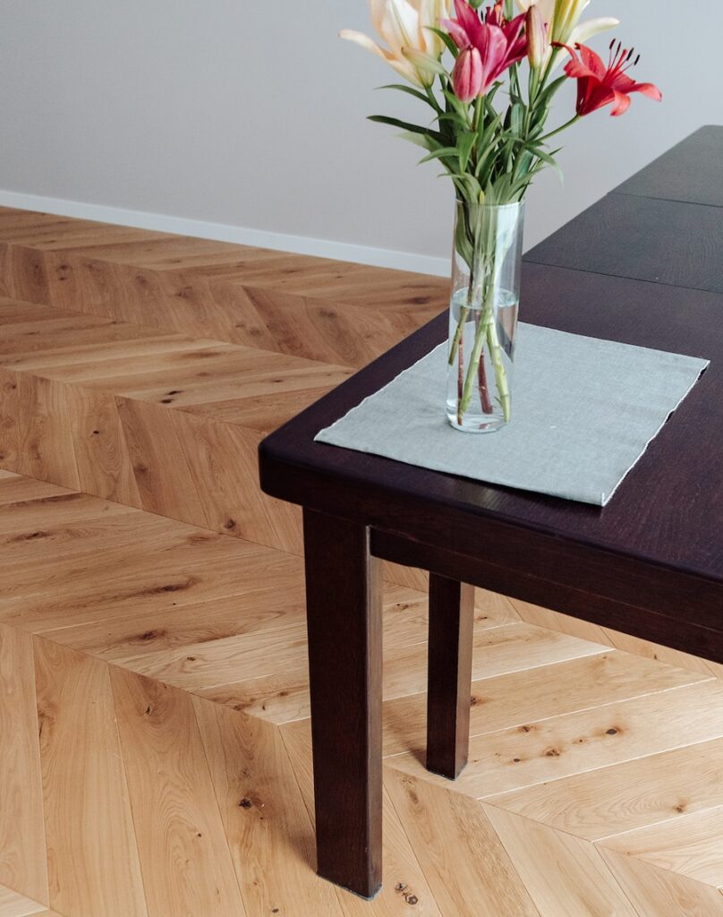 Chevron parquet flooring, wooden stairs and Scandinavian style doors - a combination that gives the room a modern feel