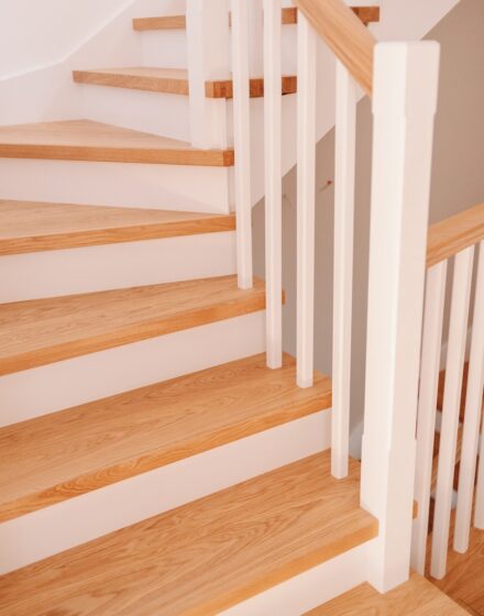 Chevron parquet flooring, wooden stairs and Scandinavian style doors - a combination that gives the room a modern feel