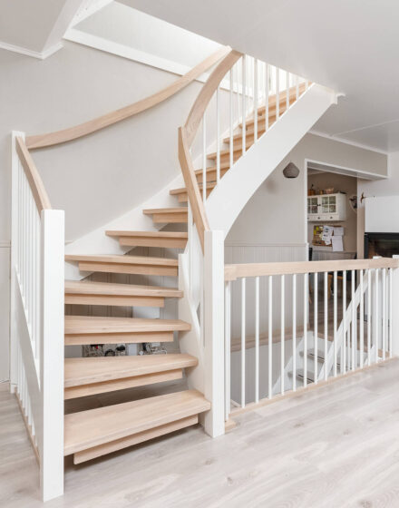 Crafting Oak Stairs: Precision and Timeless Aesthetics in Harmony