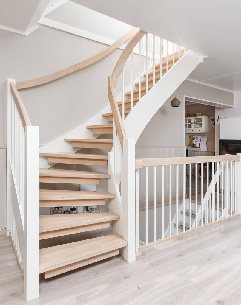 Crafting Oak Stairs: Precision and Timeless Aesthetics in Harmony