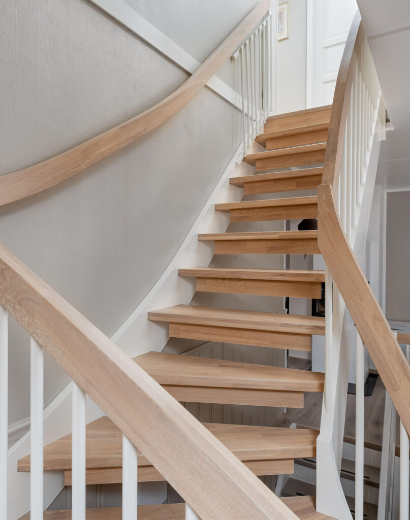 Crafting Oak Stairs: Precision and Timeless Aesthetics in Harmony