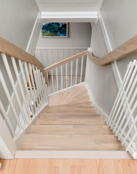 Crafting Oak Stairs: Precision and Timeless Aesthetics in Harmony