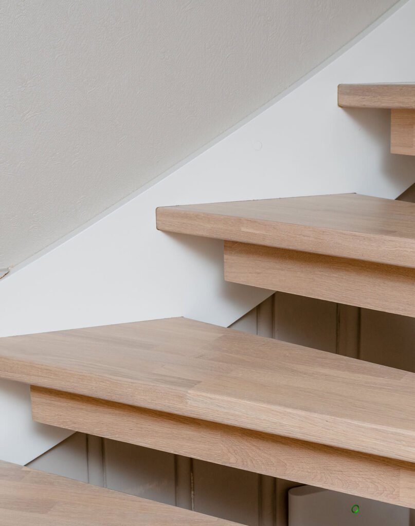 Crafting Oak Stairs: Precision and Timeless Aesthetics in Harmony