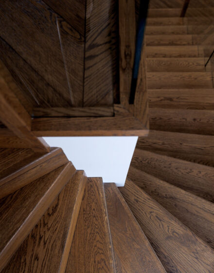 Creating Harmony: Chevron Parquet and Oak Stairs for an Elegant, Unified Style