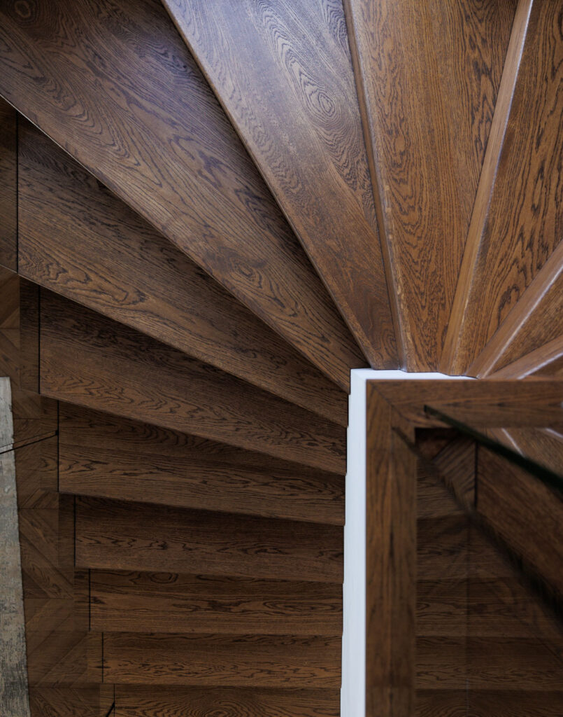 Creating Harmony: Chevron Parquet and Oak Stairs for an Elegant, Unified Style