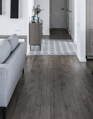 Oak flooring: 3477 Antique Grey. Solid oak doors: model D2F, painted RAL-9003.