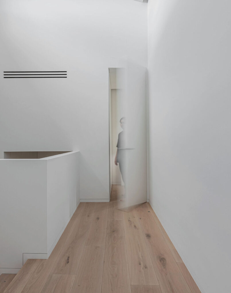 Embracing Space: Interior That Balances Functionality and Timeless Minimalism