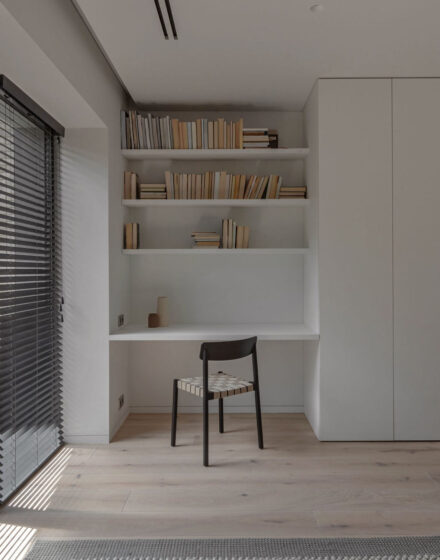 Embracing Space: Interior That Balances Functionality and Timeless Minimalism