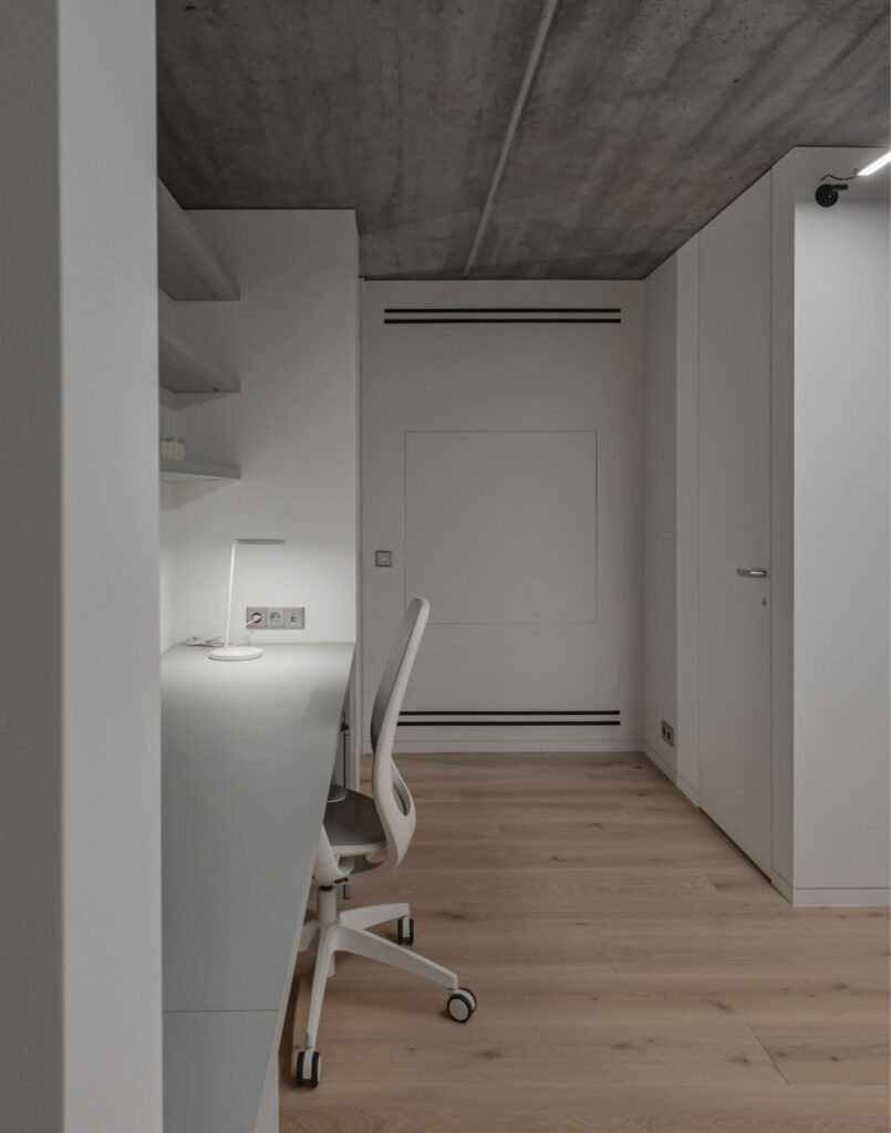 Embracing Space: Interior That Balances Functionality and Timeless Minimalism