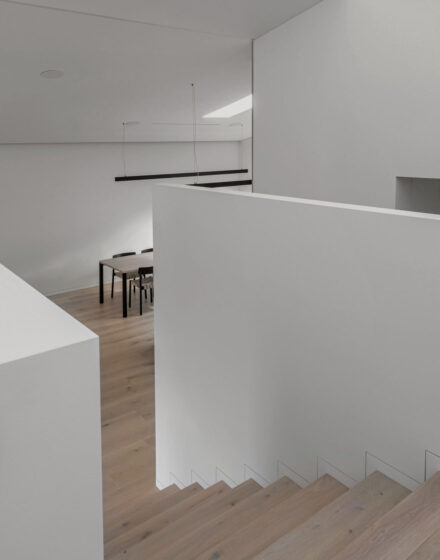 Embracing Space: Interior That Balances Functionality and Timeless Minimalism