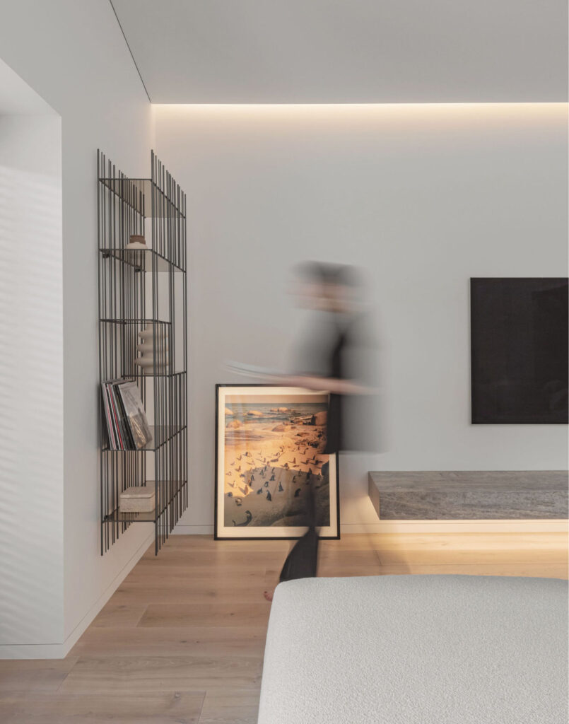 Embracing Space: Interior That Balances Functionality and Timeless Minimalism