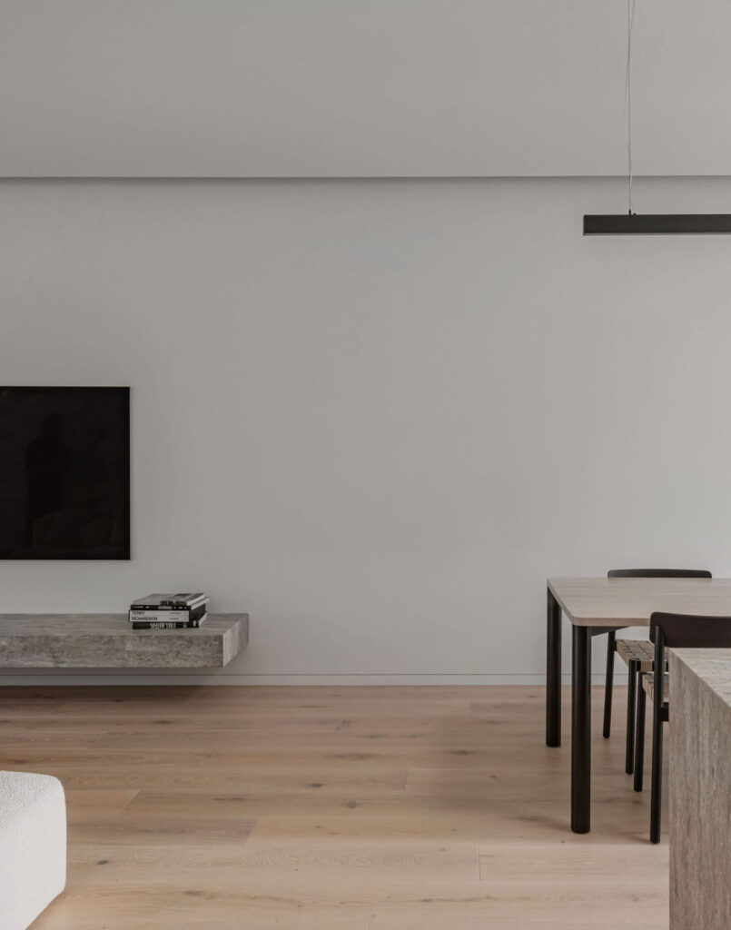 Embracing Space: Interior That Balances Functionality and Timeless Minimalism