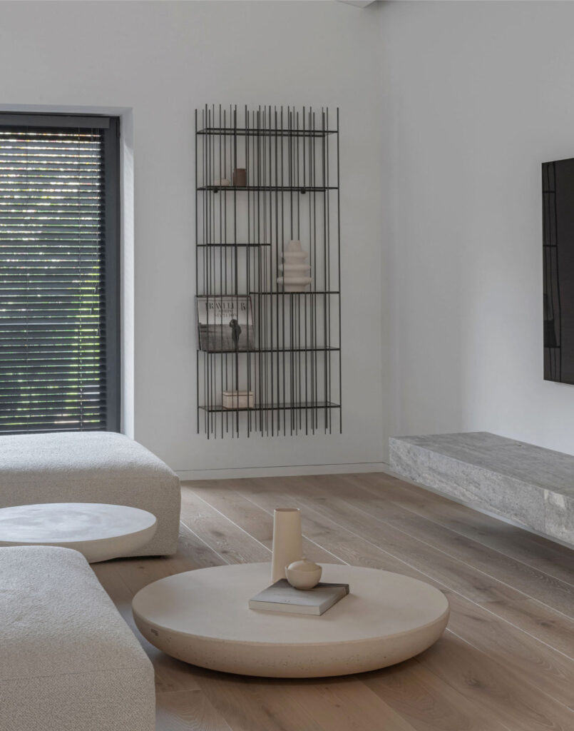 Embracing Space: Interior That Balances Functionality and Timeless Minimalism