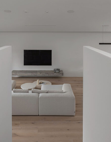 Embracing Space: Interior That Balances Functionality and Timeless Minimalism