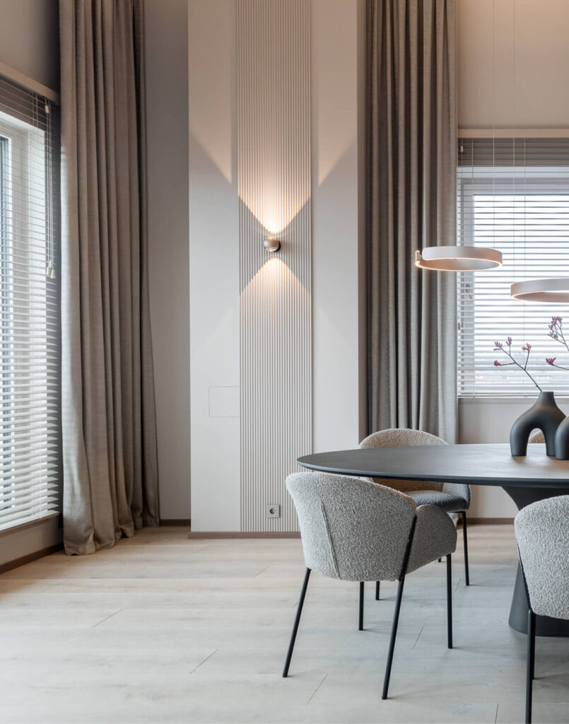 Subtle Contrasts: Wide Planks, Vertical Lines and Rounded Accents in Modern Interior