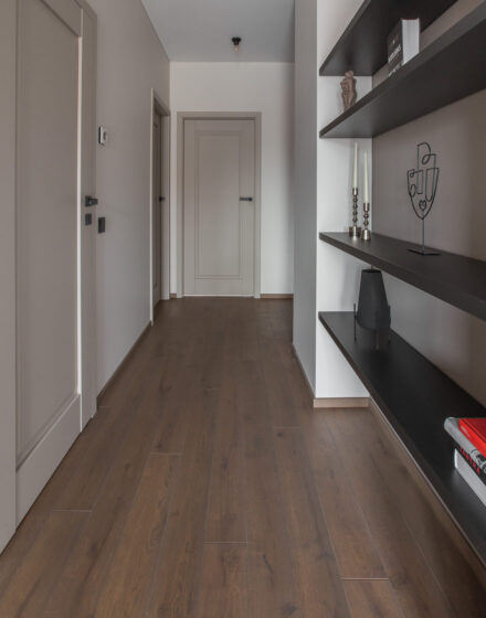 Tranquillity in the City Center: Wooden Floors Infuse Natural Elegance into a Minimalist Interior