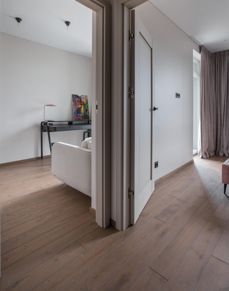 Tranquillity in the City Center: Wooden Floors Infuse Natural Elegance into a Minimalist Interior